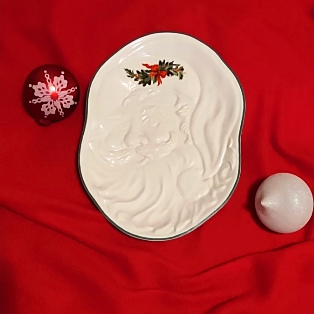 Set of three Christmas Heritage decorative plates